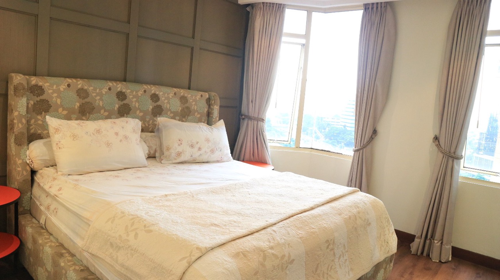 Dijual Apartemen Mewah 2+1BR di Slipi - Luas 118 m2, Fully Renovated, Lokasi Strategis!