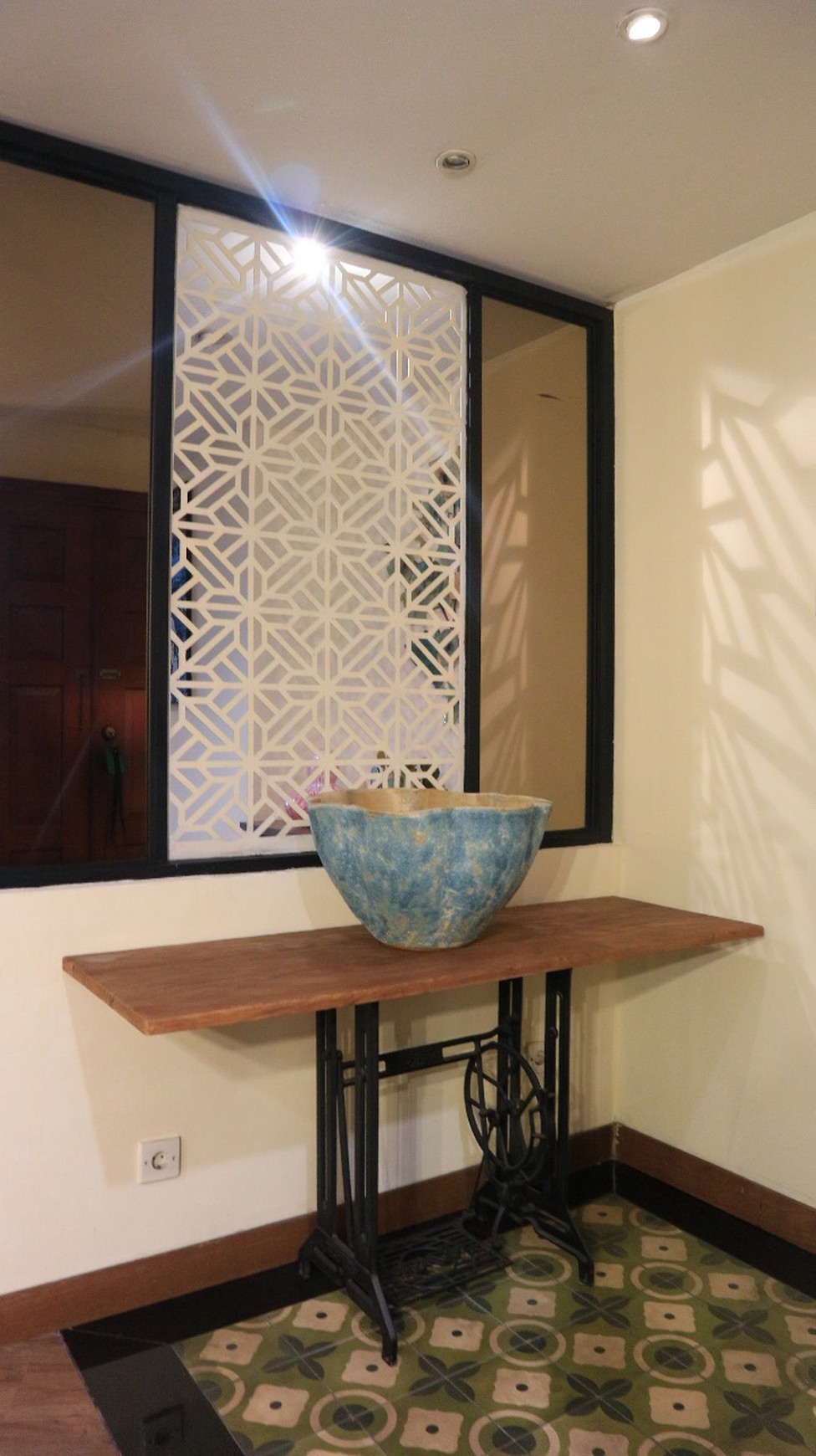 Dijual Apartemen Mewah 2+1BR di Slipi - Luas 118 m2, Fully Renovated, Lokasi Strategis!
