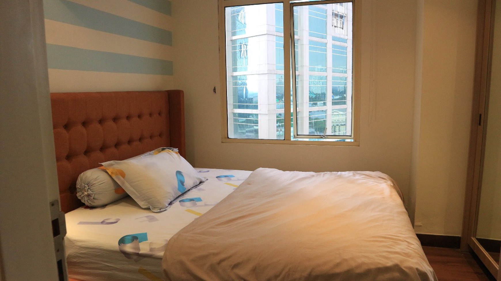 Dijual Apartemen Mewah 2+1BR di Slipi - Luas 118 m2, Fully Renovated, Lokasi Strategis!