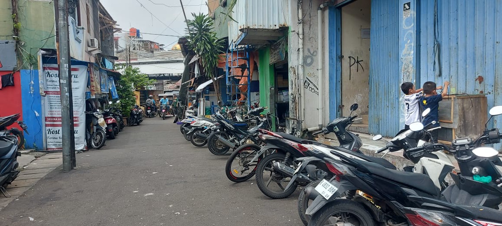 Toko & kost2an ramai selalu di Pasar Poncol, Kalibaru Timur, Kemayoran