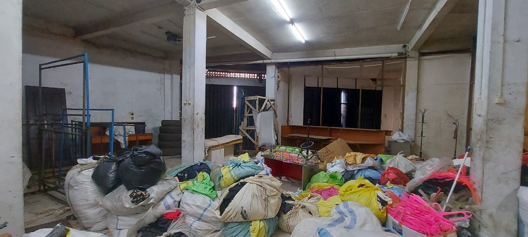 Toko & kost2an ramai selalu di Pasar Poncol, Kalibaru Timur, Kemayoran