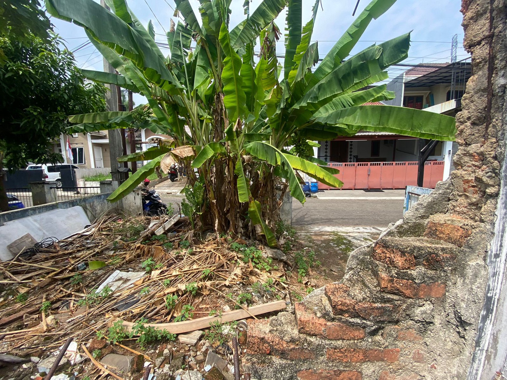 Rumah Rusak Butuh Renovasi di Bukit Golf Cibubur