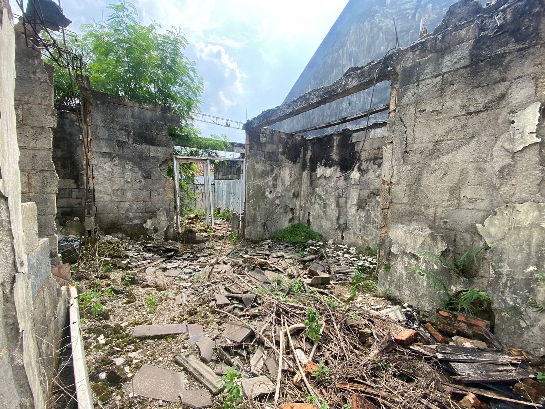 Rumah Rusak Butuh Renovasi di Bukit Golf Cibubur