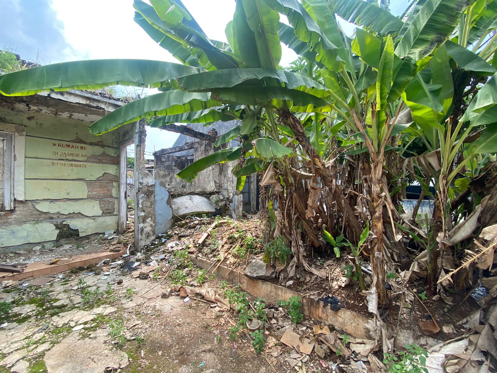 Rumah Rusak Butuh Renovasi di Bukit Golf Cibubur