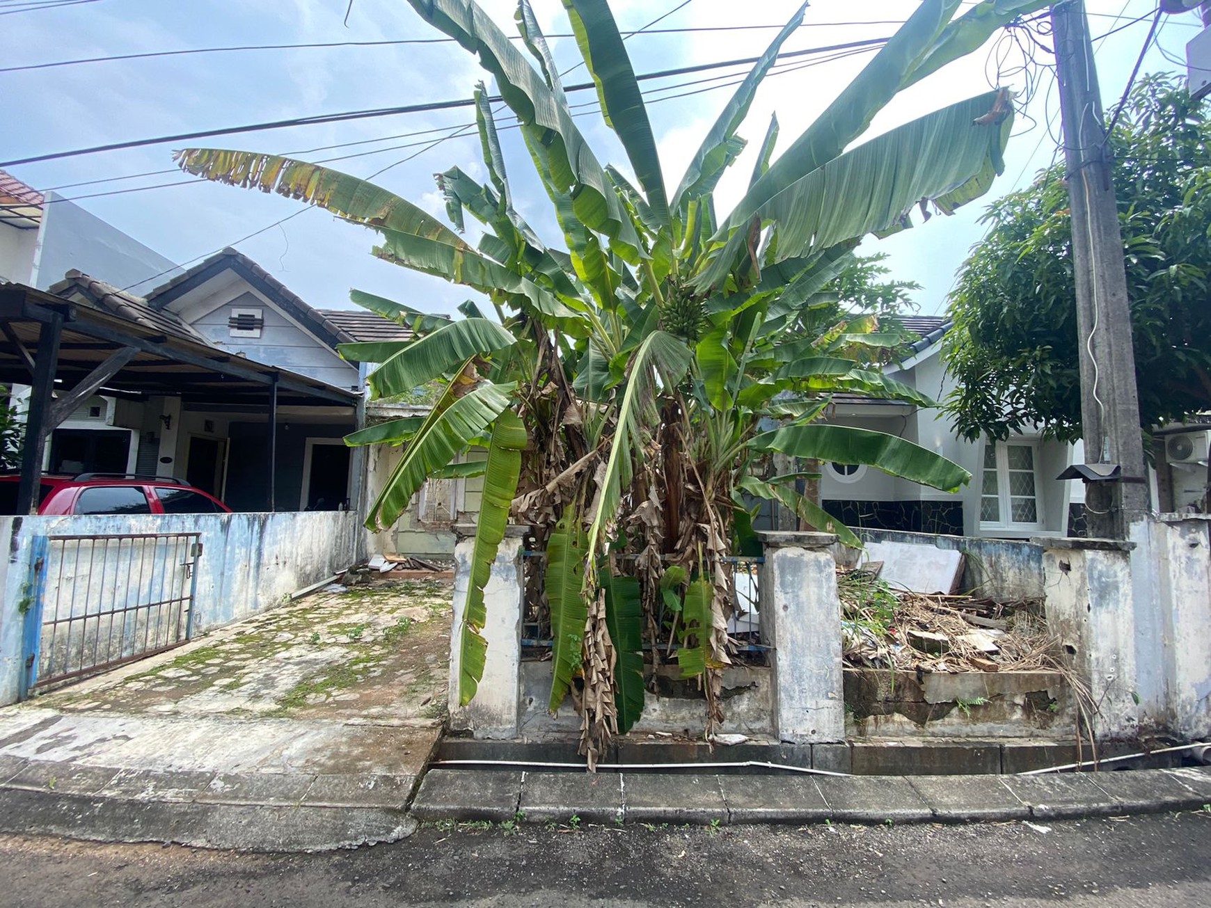 Rumah Rusak Butuh Renovasi di Bukit Golf Cibubur