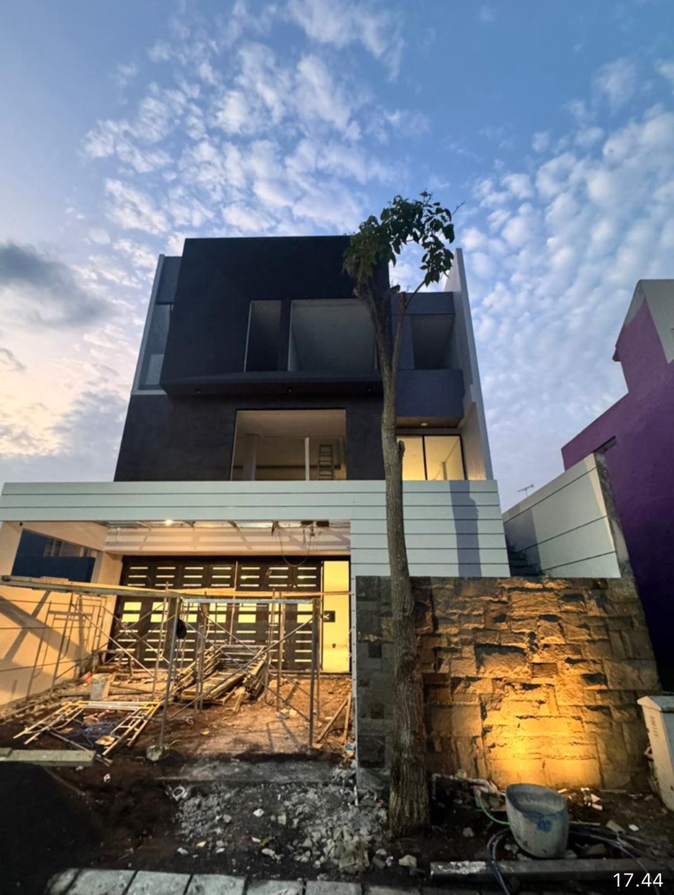 Dijual Rumah Baru Greenwood Citraland Surabaya MODERN mewah 3 Lantai 