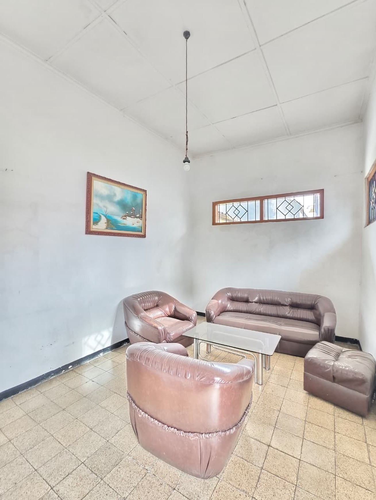 Rumah Cantik 1 Lantai dengan Ruang Lengkap & AC 3 Unit di Surabaya !