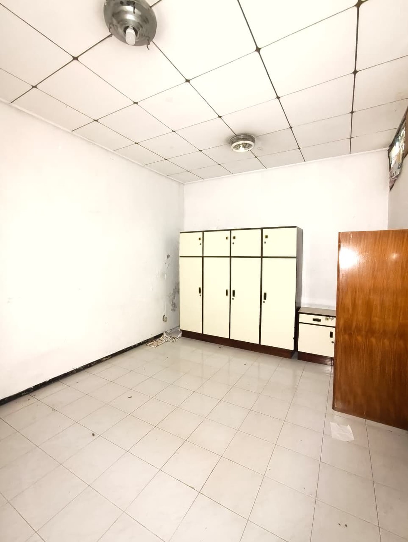 Rumah Cantik 1 Lantai dengan Ruang Lengkap & AC 3 Unit di Surabaya !