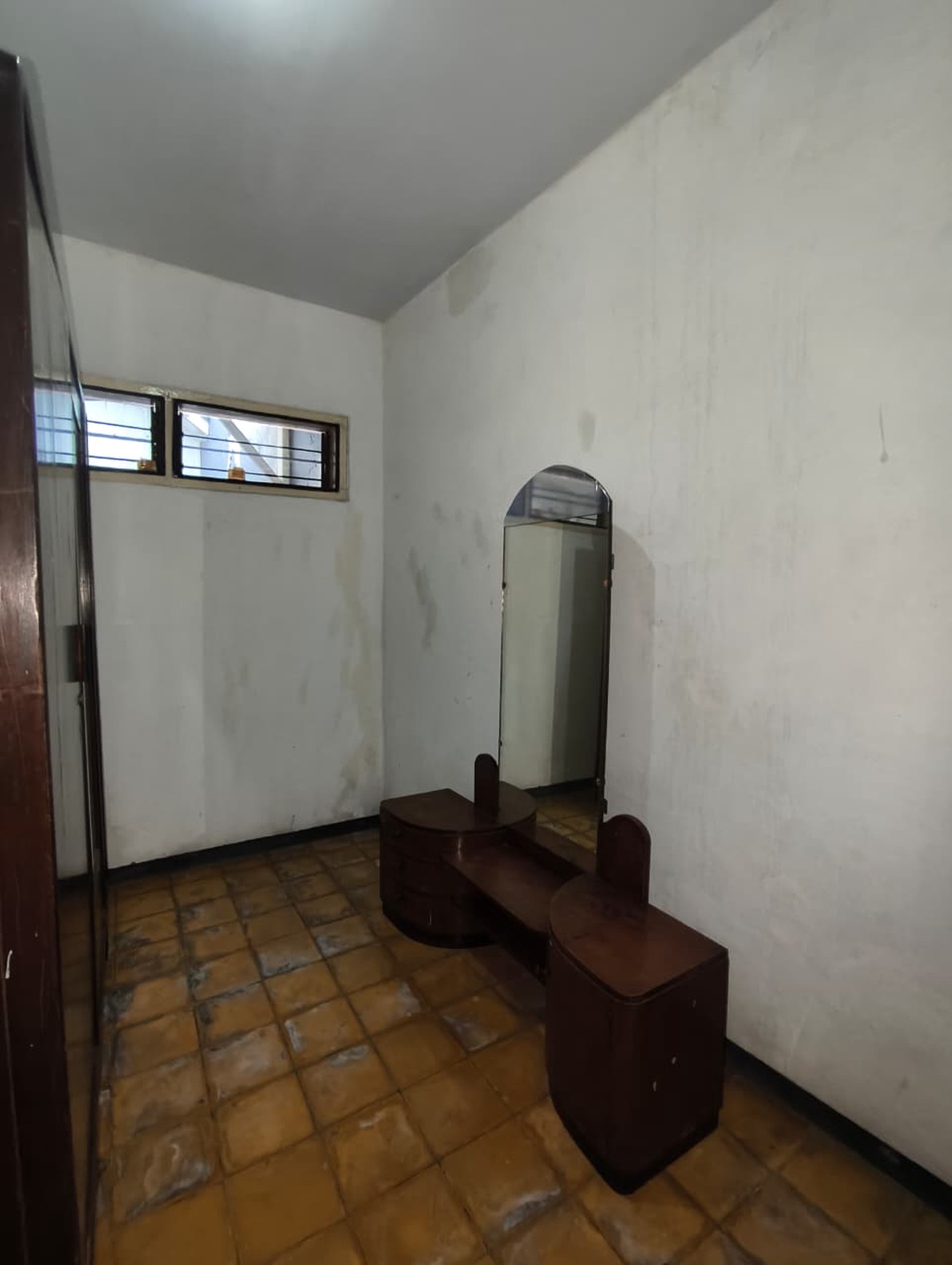 Rumah Cantik 1 Lantai dengan Ruang Lengkap & AC 3 Unit di Surabaya !