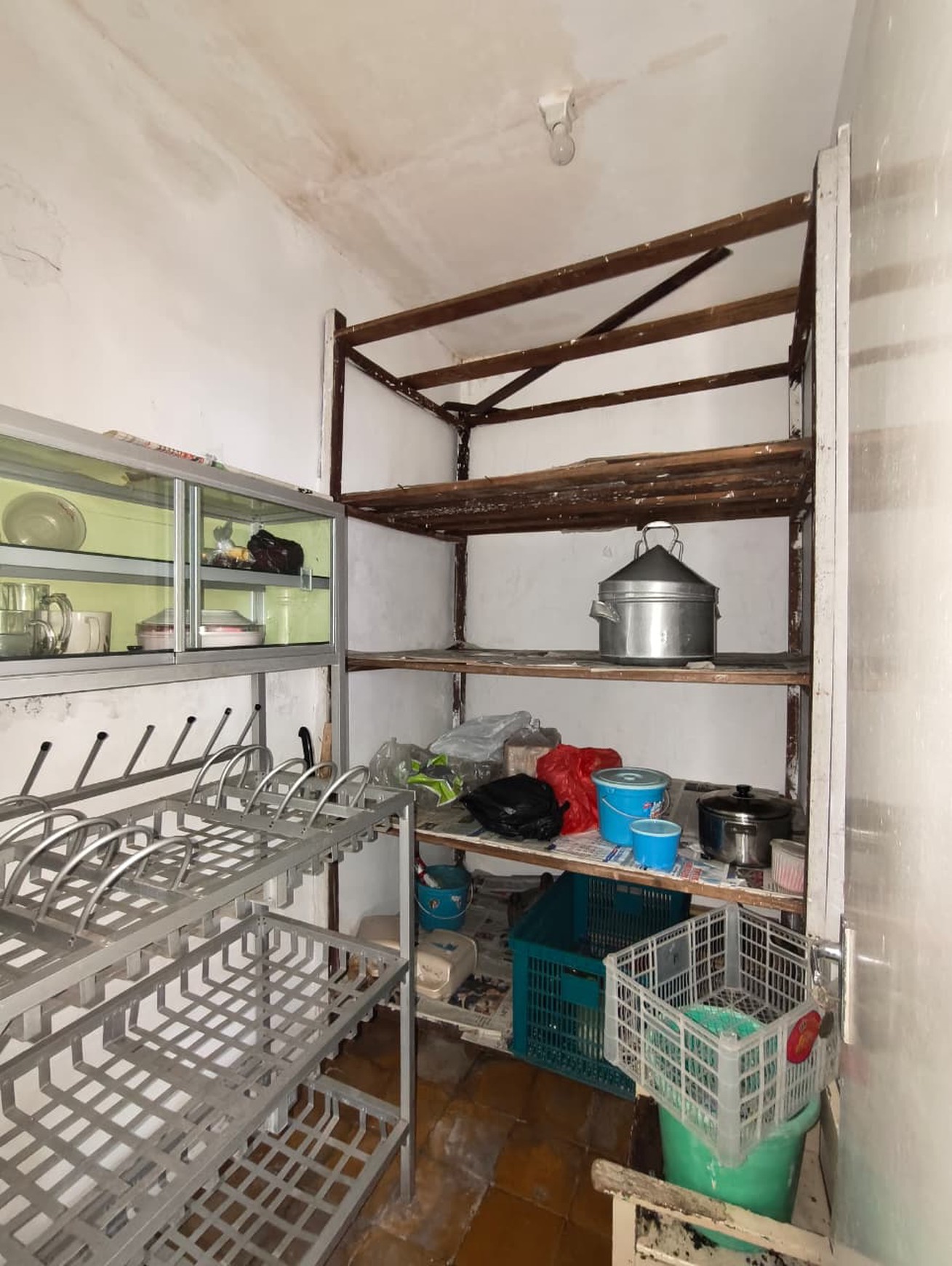 Rumah Cantik 1 Lantai dengan Ruang Lengkap & AC 3 Unit di Surabaya !