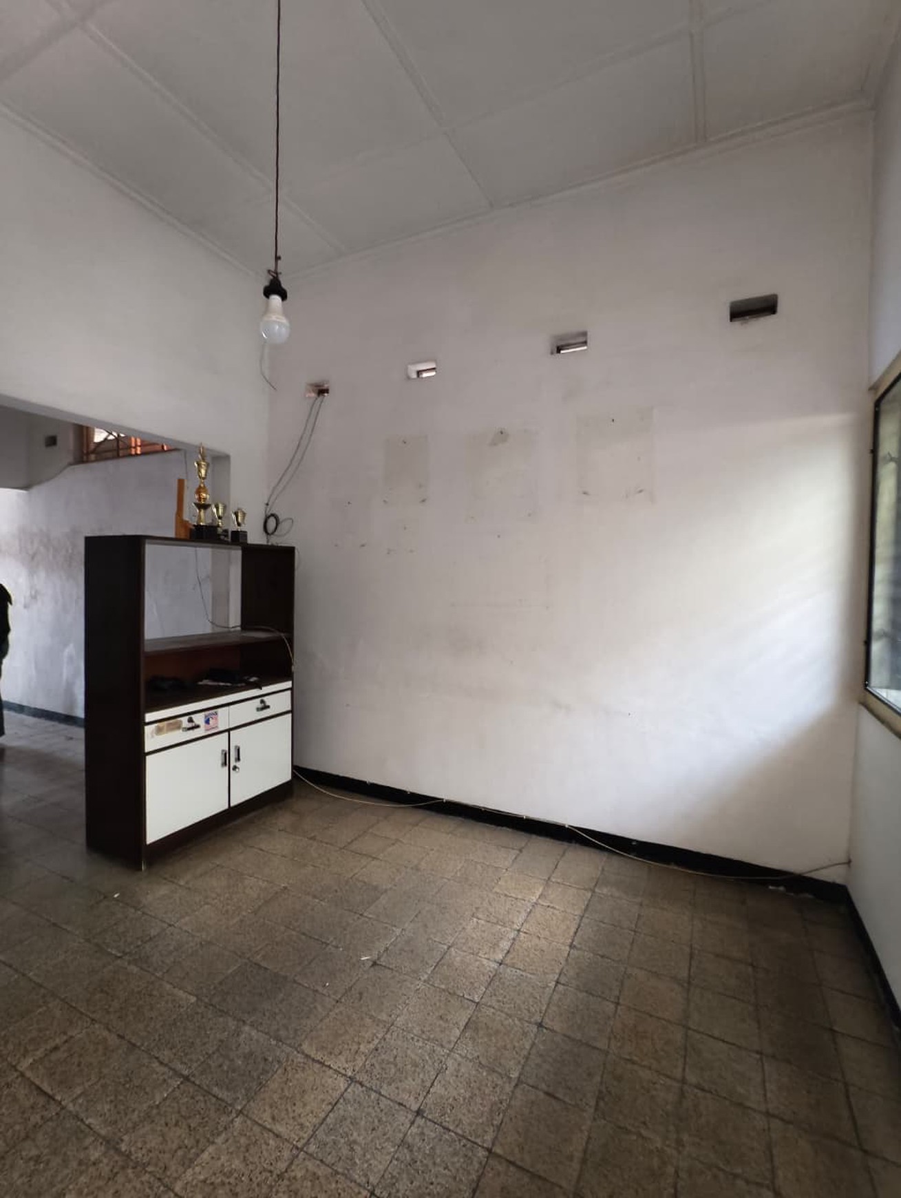 Rumah Cantik 1 Lantai dengan Ruang Lengkap & AC 3 Unit di Surabaya !