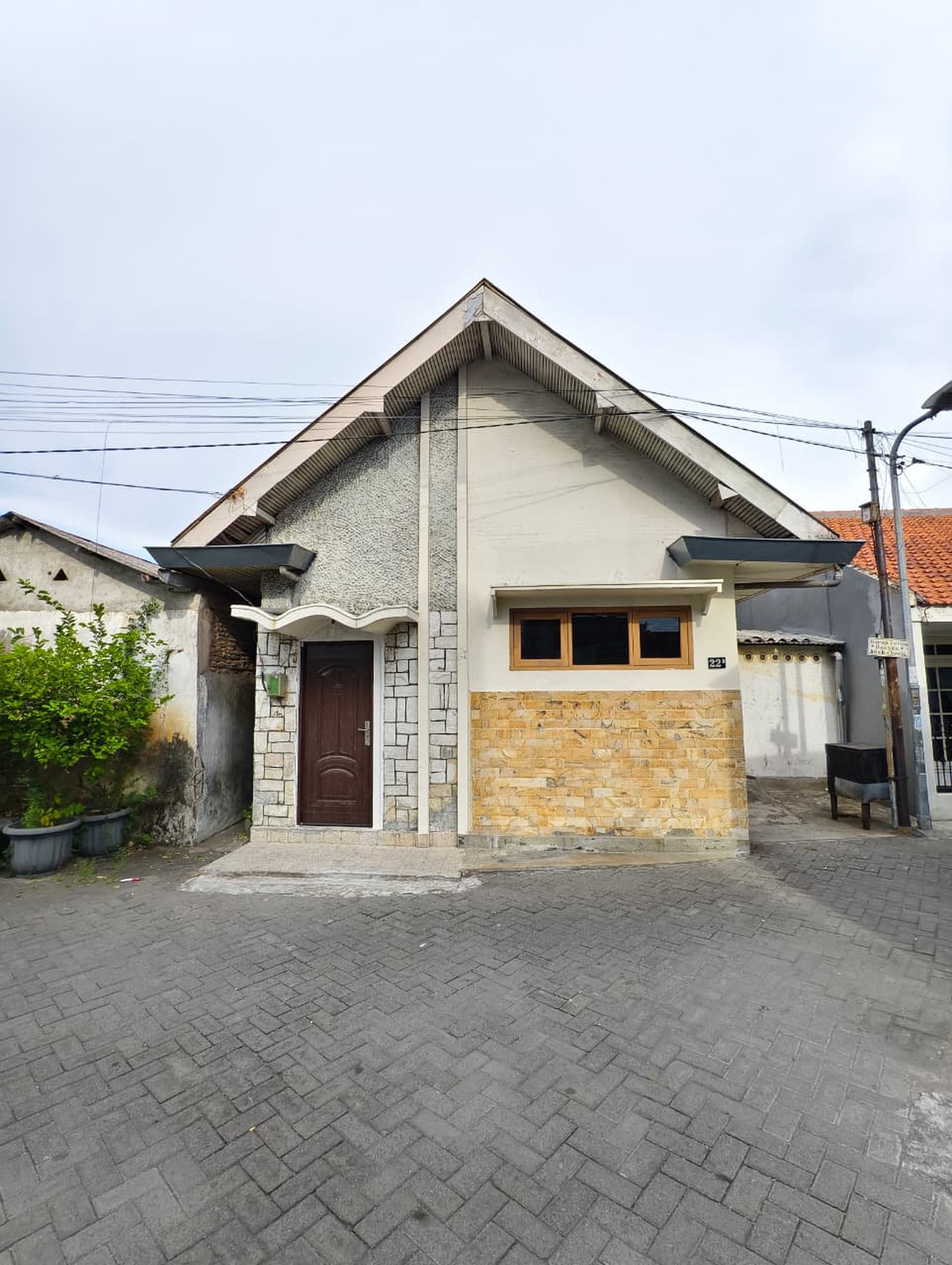 Rumah Cantik 1 Lantai dengan Ruang Lengkap & AC 3 Unit di Surabaya !