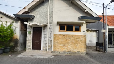 Rumah Cantik 1 Lantai dengan Ruang Lengkap & AC 3 Unit di Surabaya !