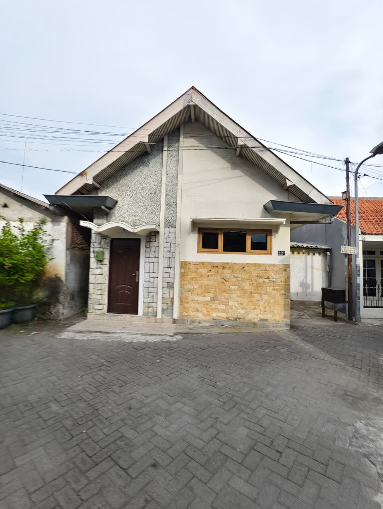 Rumah Cantik 1 Lantai dengan Ruang Lengkap & AC 3 Unit di Surabaya !