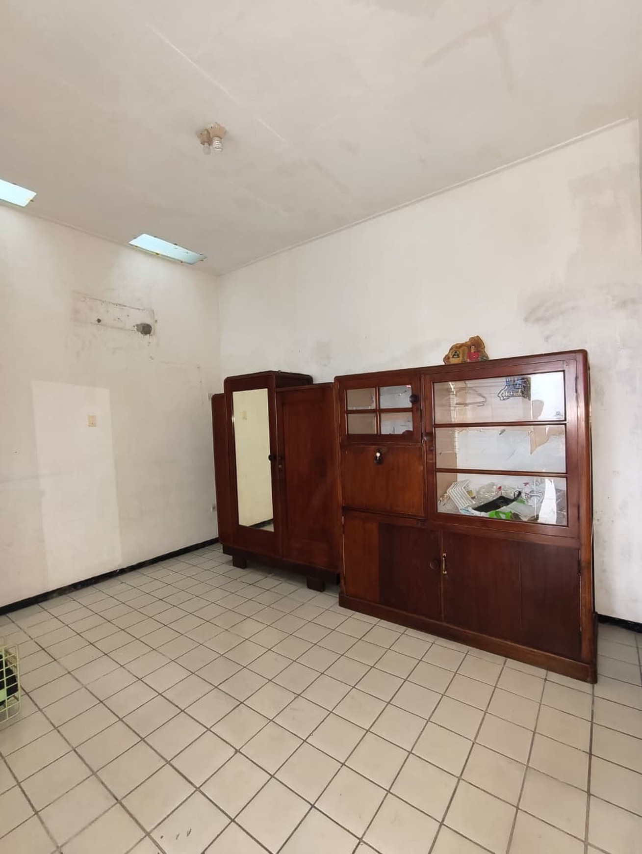 Rumah Cantik 1 Lantai dengan Ruang Lengkap & AC 3 Unit di Surabaya !