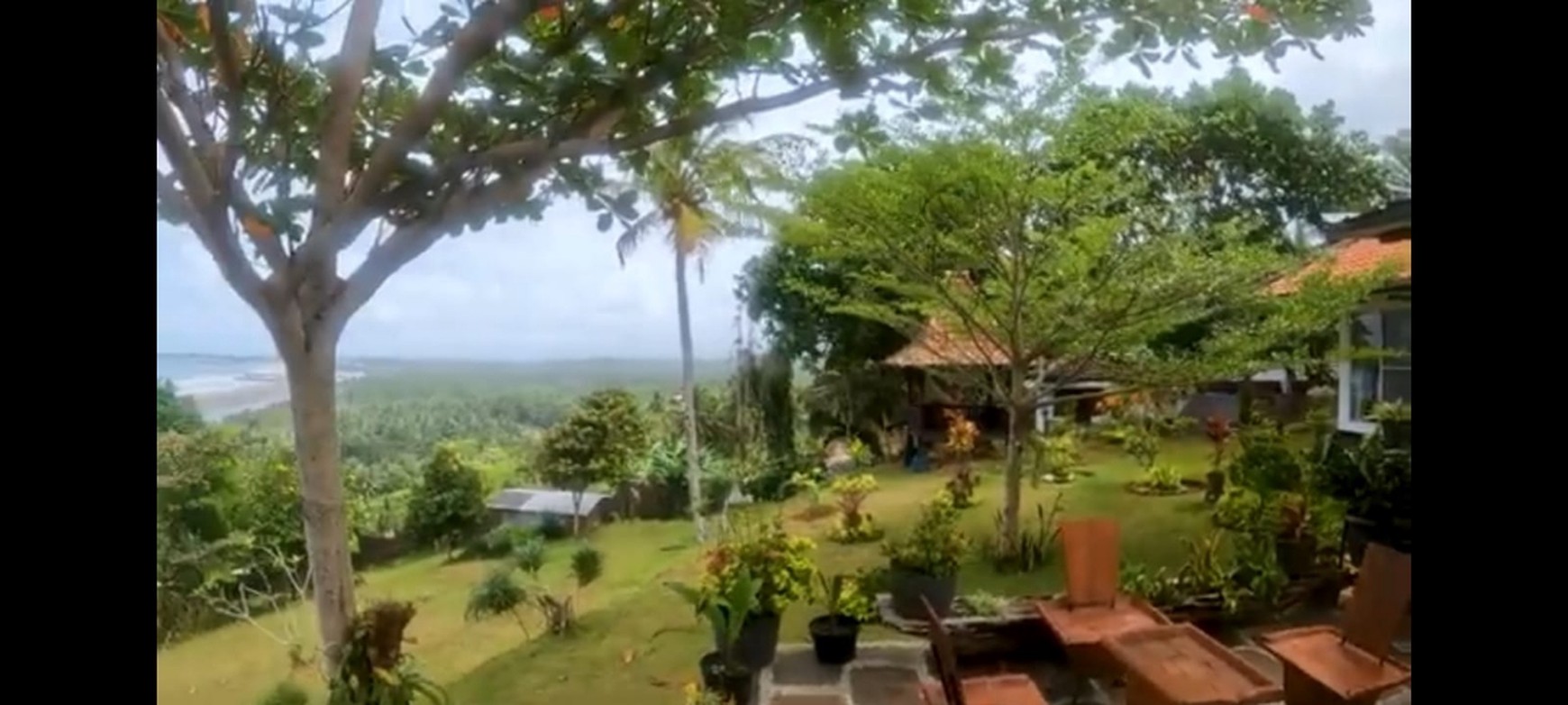 VILA DENGAN VIEW PANTAI