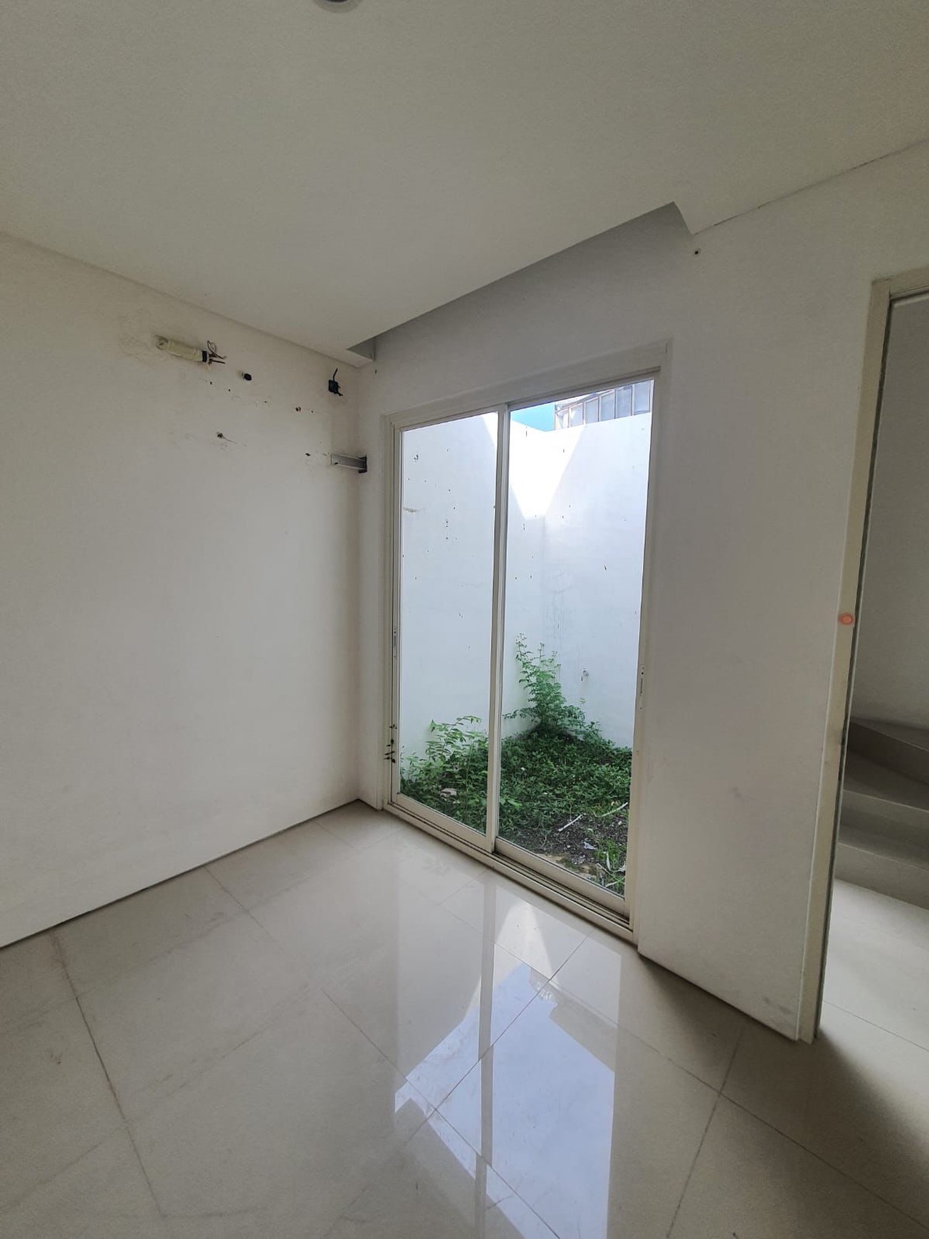Murah 1 Milyar-an Dijual Rumah Dian Istana Residence Oasia - wiyung Surabaya  - New Modern Spesial 3 Kamar Tidur  Dekat Graha Famili, Royal Residence, Pakuwon Mall