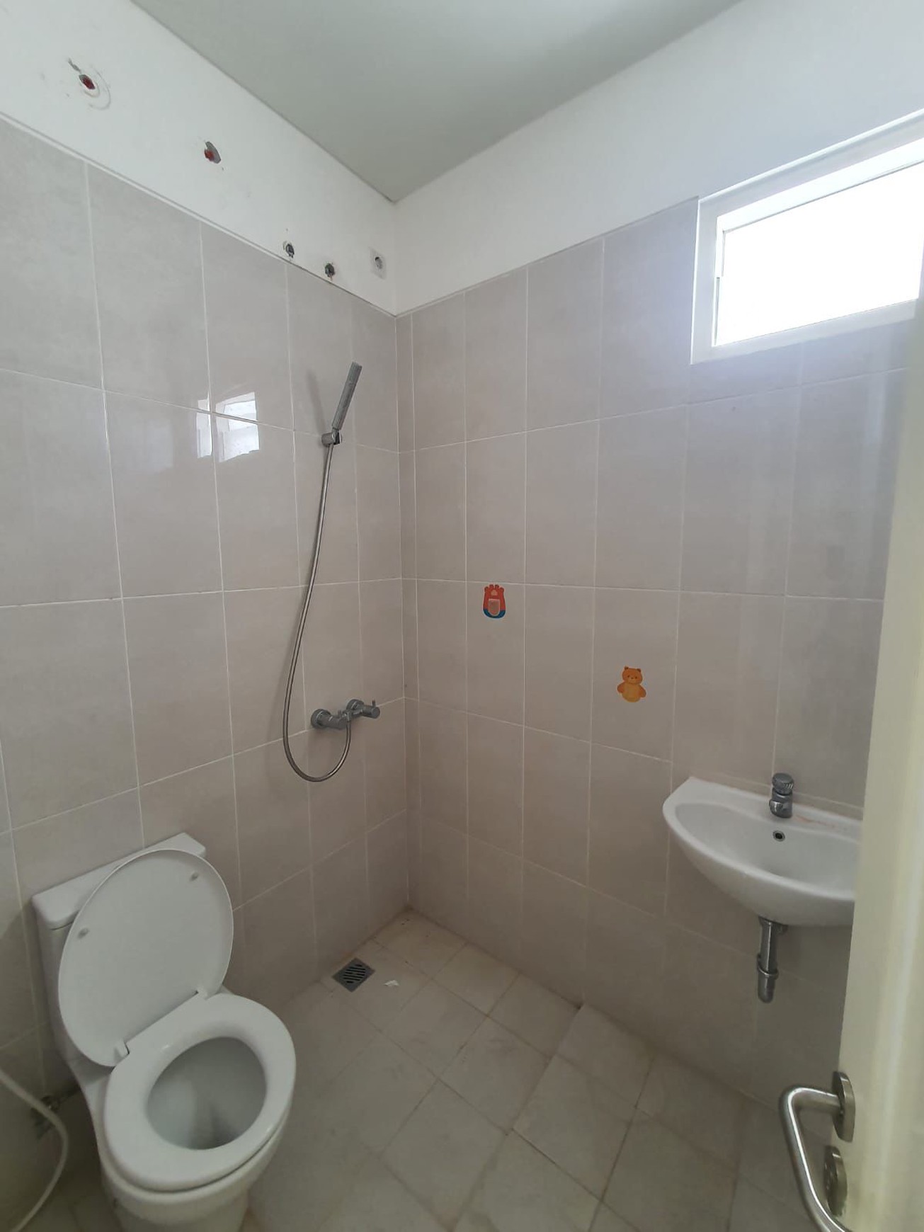 Murah 1 Milyar-an Dijual Rumah Dian Istana Residence Oasia - wiyung Surabaya  - New Modern Spesial 3 Kamar Tidur  Dekat Graha Famili, Royal Residence, Pakuwon Mall
