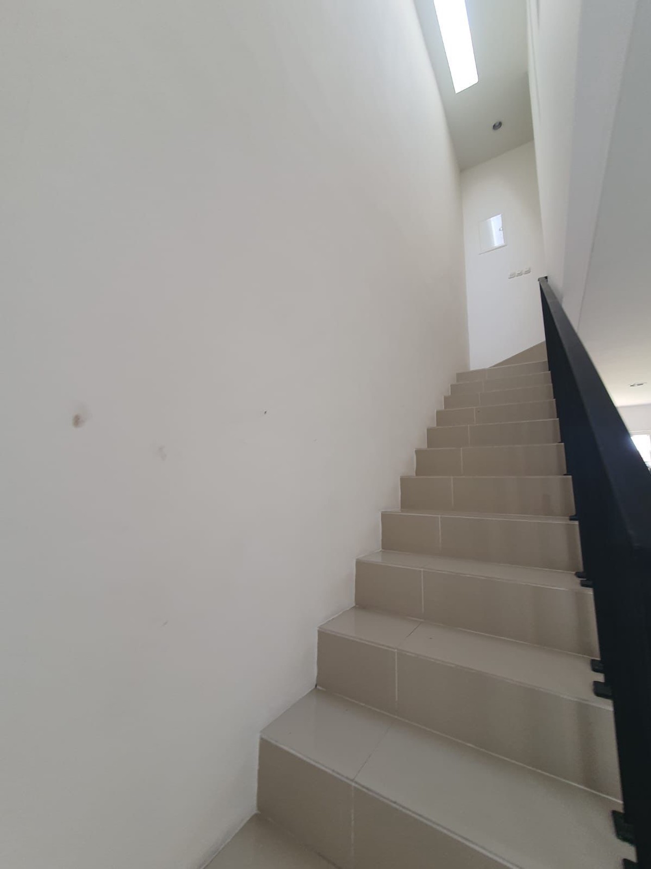 Murah 1 Milyar-an Dijual Rumah Dian Istana Residence Oasia - wiyung Surabaya  - New Modern Spesial 3 Kamar Tidur  Dekat Graha Famili, Royal Residence, Pakuwon Mall