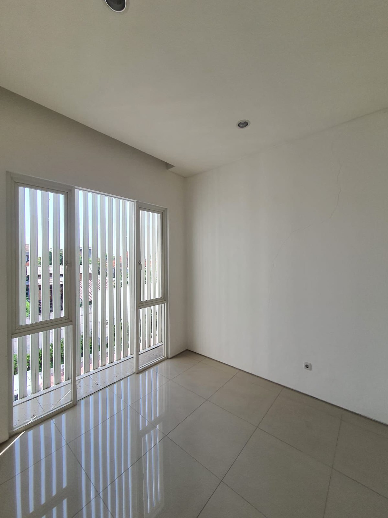 Murah 1 Milyar-an Dijual Rumah Dian Istana Residence Oasia - wiyung Surabaya  - New Modern Spesial 3 Kamar Tidur  Dekat Graha Famili, Royal Residence, Pakuwon Mall