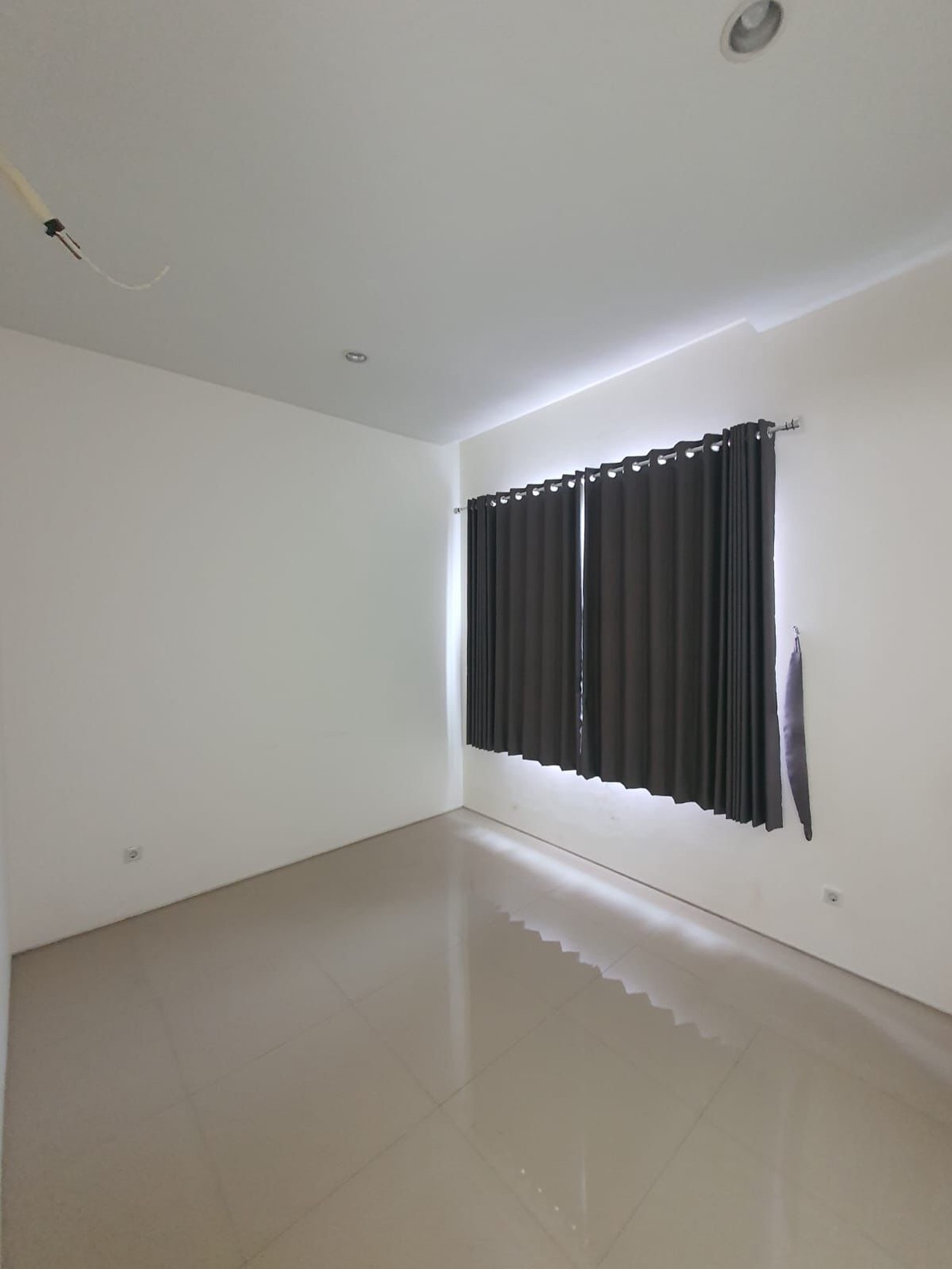 Murah 1 Milyar-an Dijual Rumah Dian Istana Residence Oasia - wiyung Surabaya  - New Modern Spesial 3 Kamar Tidur  Dekat Graha Famili, Royal Residence, Pakuwon Mall