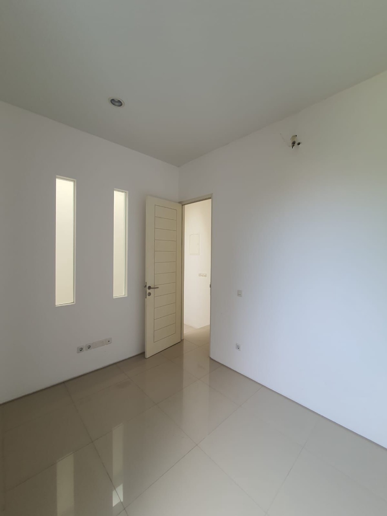 Murah 1 Milyar-an Dijual Rumah Dian Istana Residence Oasia - wiyung Surabaya  - New Modern Spesial 3 Kamar Tidur  Dekat Graha Famili, Royal Residence, Pakuwon Mall