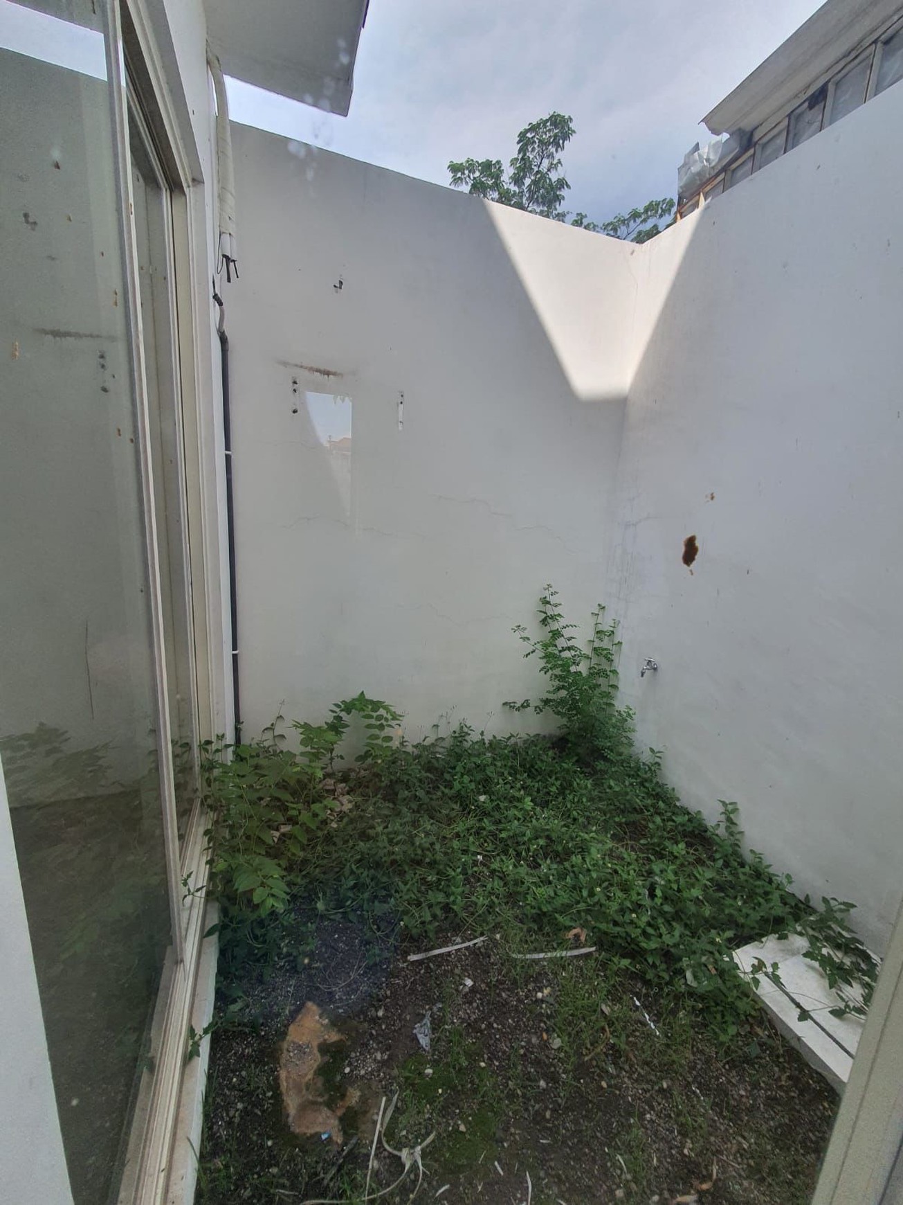 Murah 1 Milyar-an Dijual Rumah Dian Istana Residence Oasia - wiyung Surabaya  - New Modern Spesial 3 Kamar Tidur  Dekat Graha Famili, Royal Residence, Pakuwon Mall