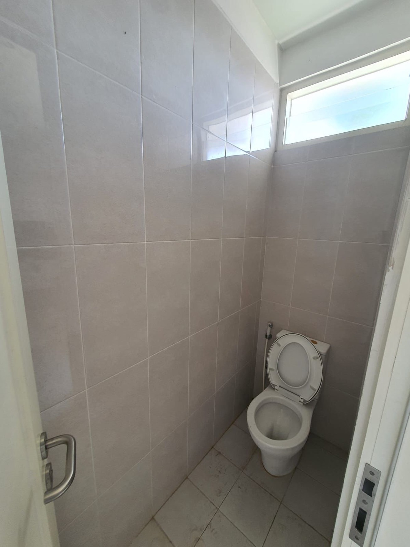 Murah 1 Milyar-an Dijual Rumah Dian Istana Residence Oasia - wiyung Surabaya  - New Modern Spesial 3 Kamar Tidur  Dekat Graha Famili, Royal Residence, Pakuwon Mall
