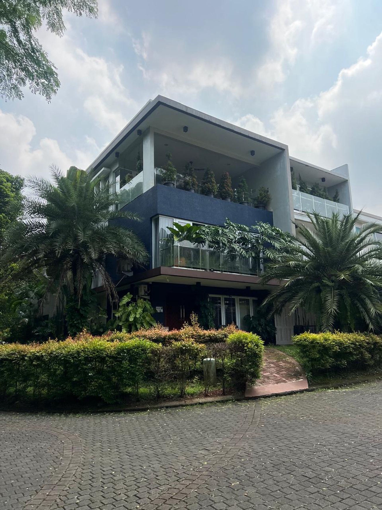 Rumah Mandiri 3 Lantai Costa Rica BSD city 