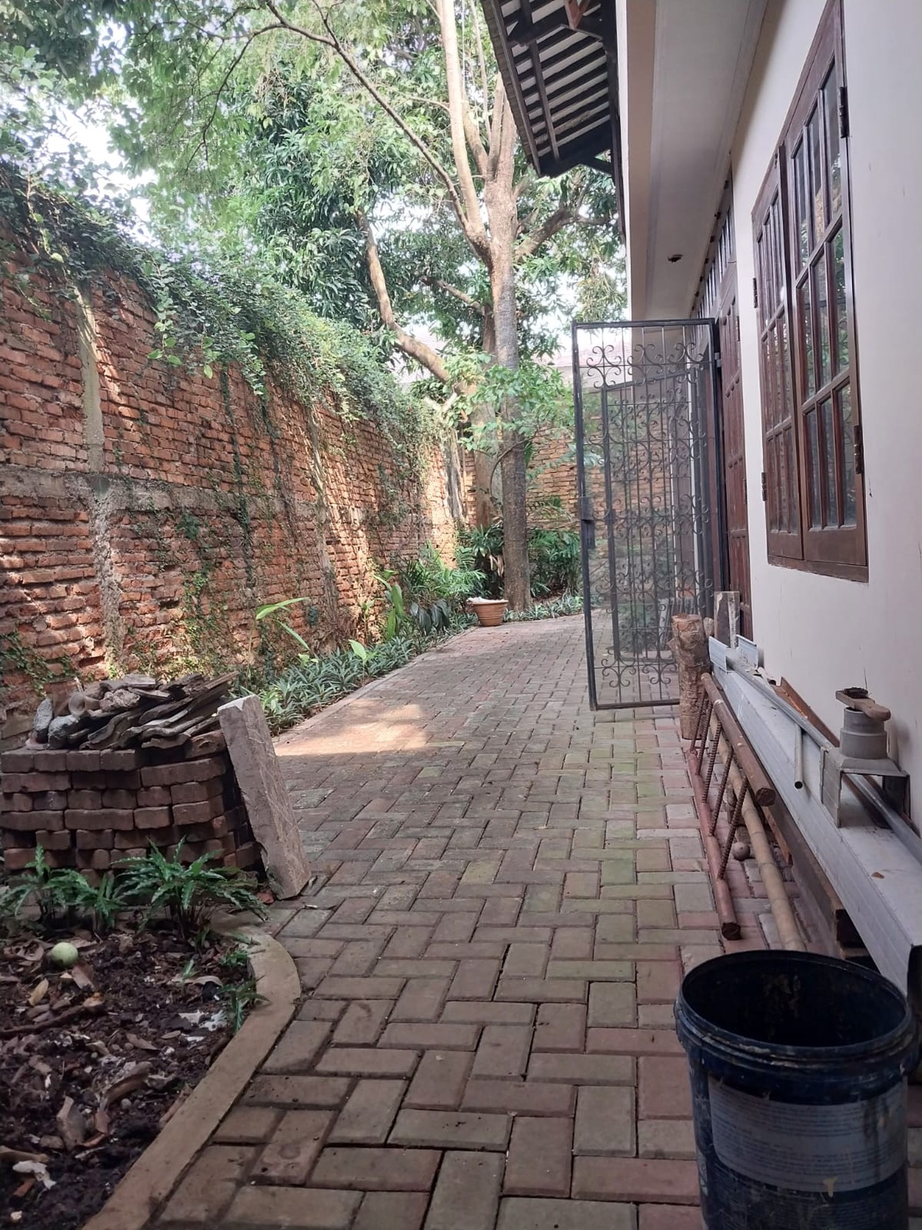 Dijual Rumah Unik Siap Huni di Cilandak Barat