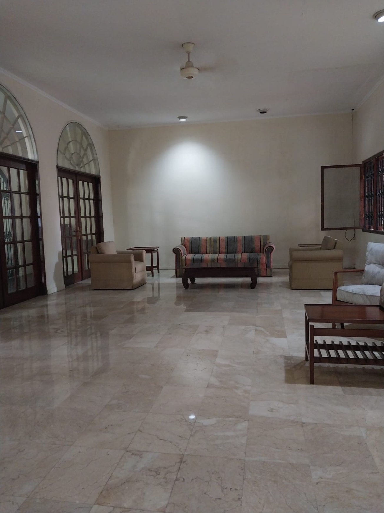 Dijual Rumah Unik Siap Huni di Cilandak Barat