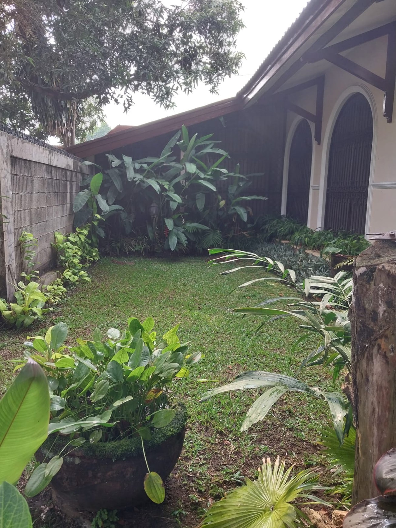Dijual Rumah Unik Siap Huni di Cilandak Barat