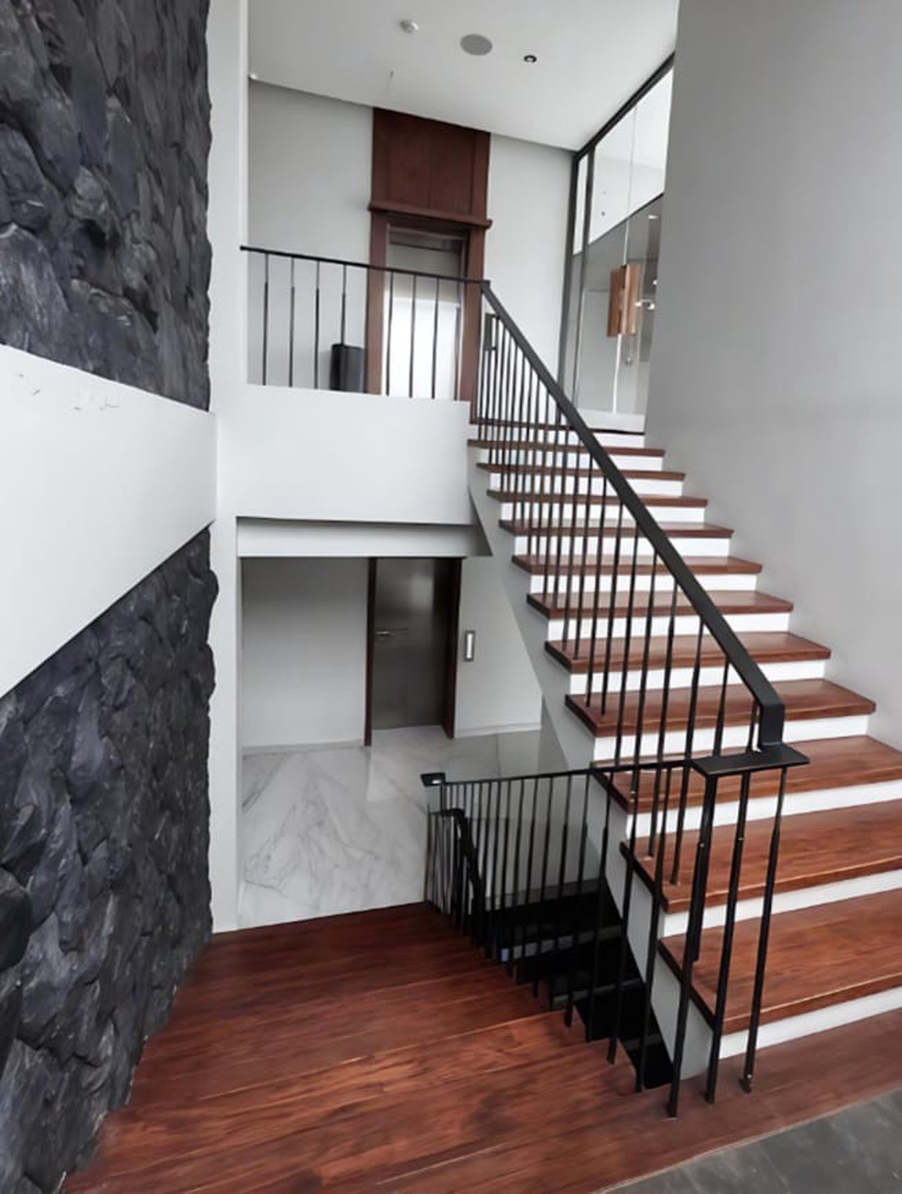 Dijual Gedung Komersial Strategis Di Kebayoran Baru Dekat Wijaya, Fatmawati, Brawijaya, Blok M, Senopati Cocok Untuk Kantor, Klinik Maupun Investasi.