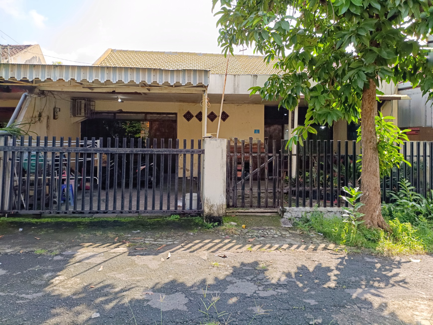 Jual Rumah Strategis di Lingkungan Kampus UNESA KETINTANG | SHM | 4KT | 2KM | Nego