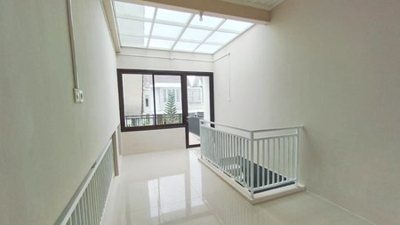 Disewakan Rumah 1,5 Lantai Bersih Terawat Golf Avenue Citraland Surabaya