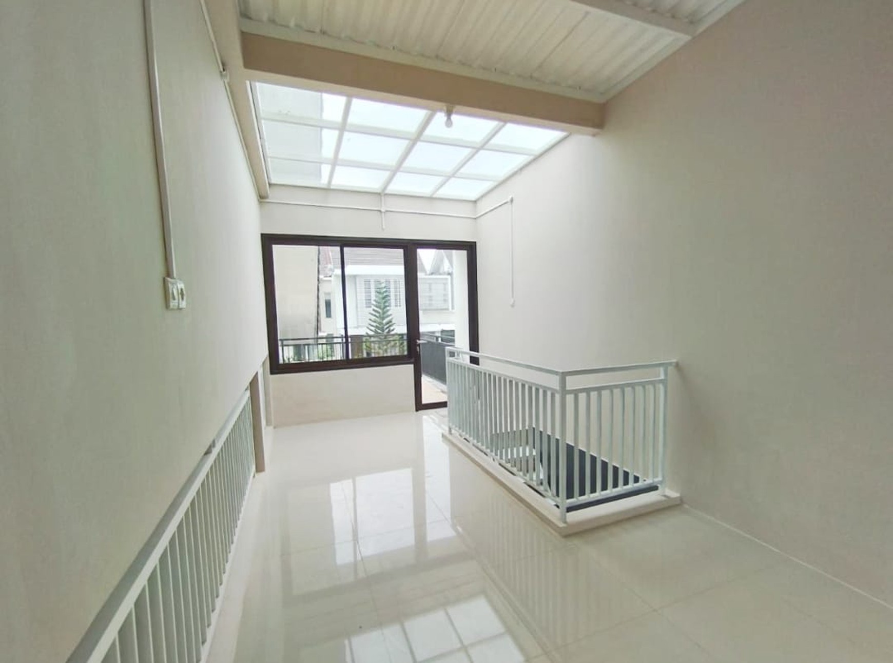 Disewakan Rumah 1,5 Lantai Bersih Terawat Golf Avenue Citraland Surabaya