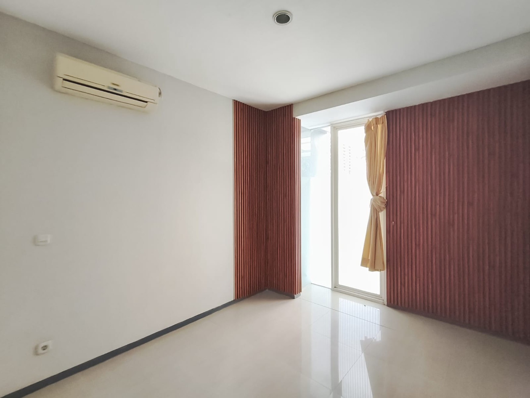 Disewakan Rumah 1,5 Lantai Bersih Terawat Golf Avenue Citraland Surabaya