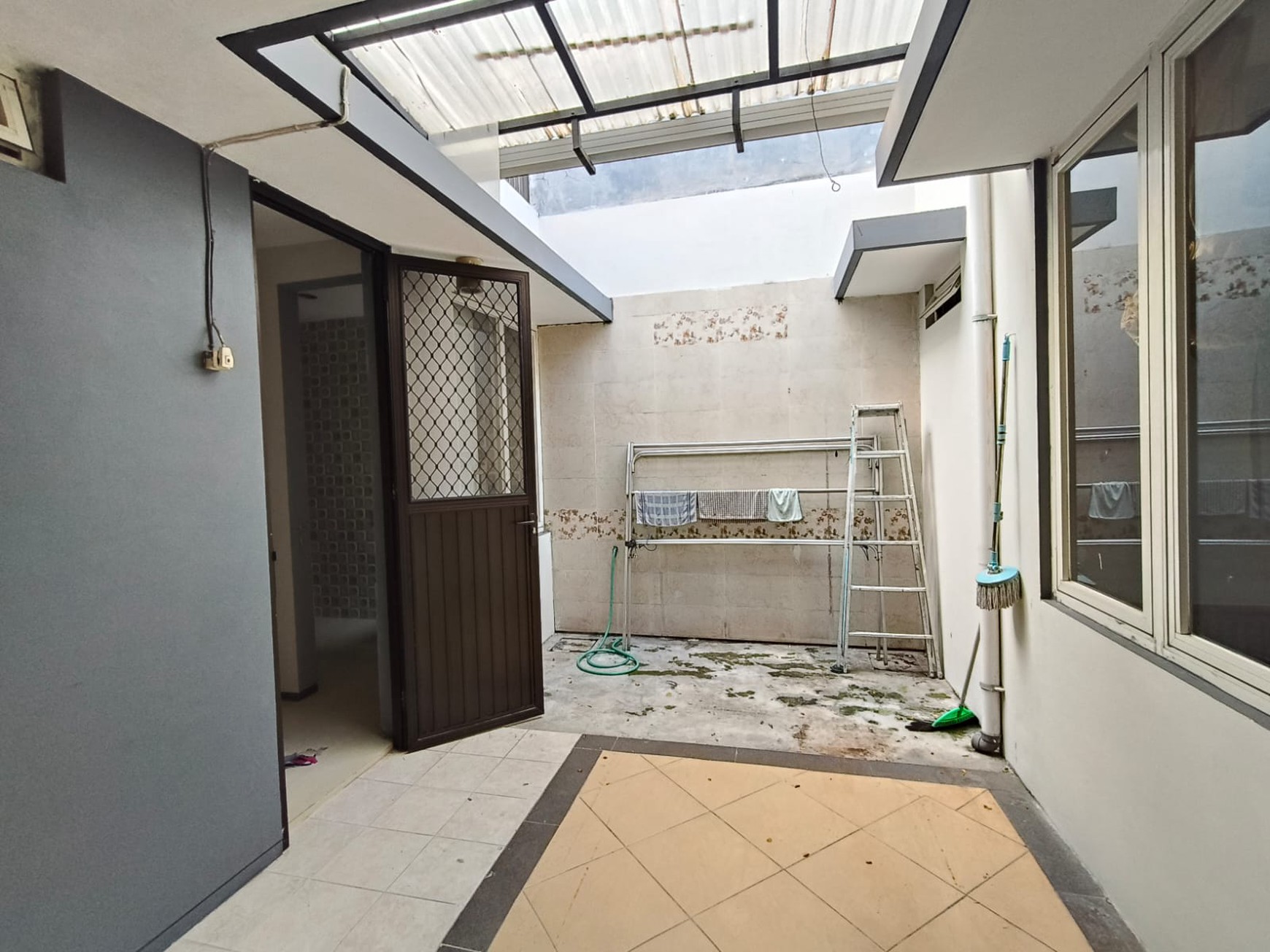 Disewakan Rumah 1,5 Lantai Bersih Terawat Golf Avenue Citraland Surabaya