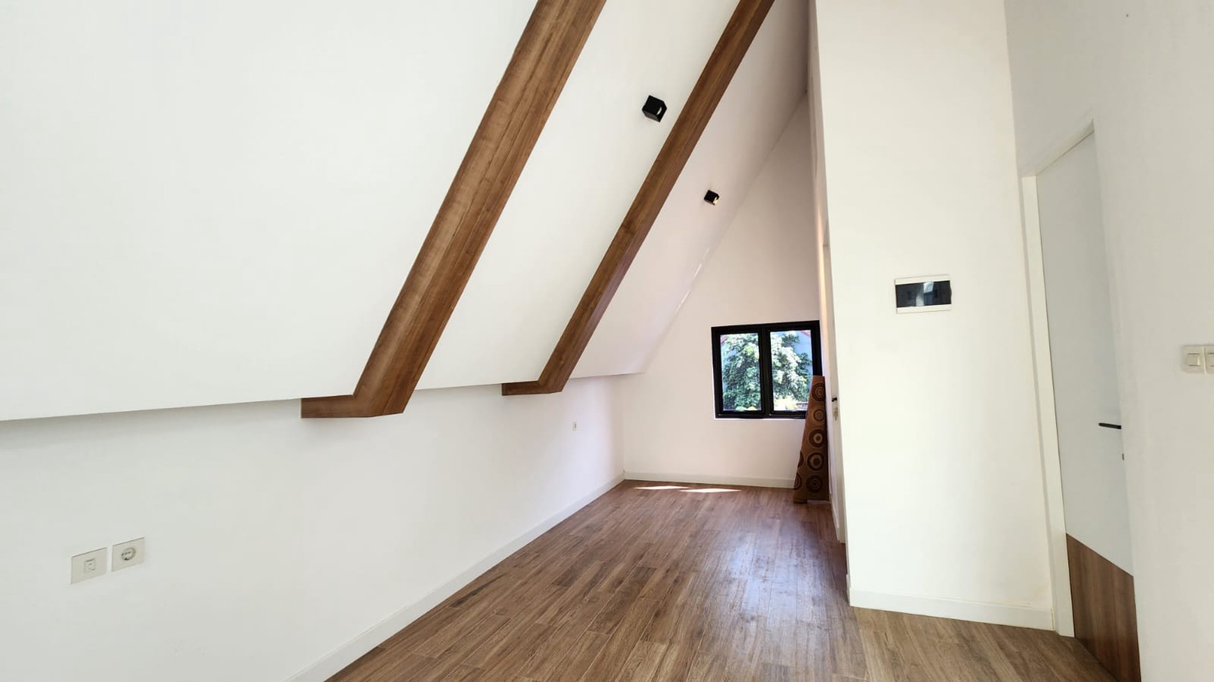 Rumah Modern 2 Lantai Disewakan Akses Jalan 2 Mobil di Cikoko Pancoran Jaksel