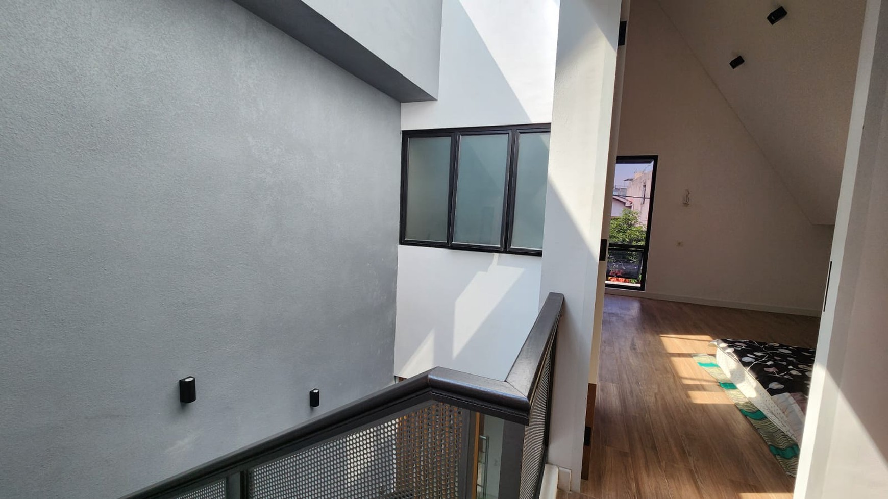 Rumah Modern 2 Lantai Disewakan Akses Jalan 2 Mobil di Cikoko Pancoran Jaksel