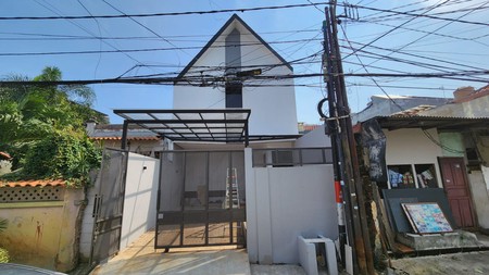 Rumah Modern 2 Lantai Disewakan Akses Jalan 2 Mobil di Cikoko Pancoran Jaksel 