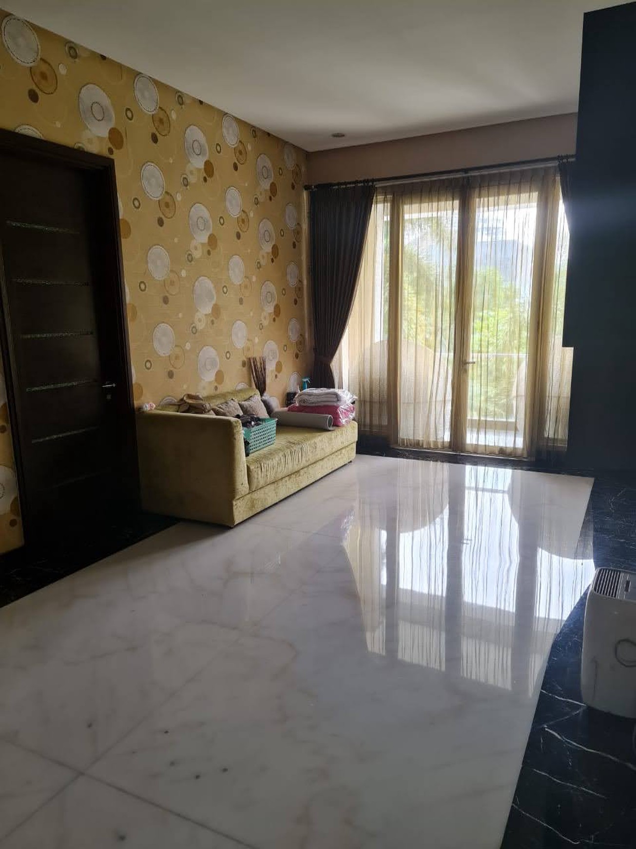 Sewa Graha Family Mewah Semi Furnis Surabaya