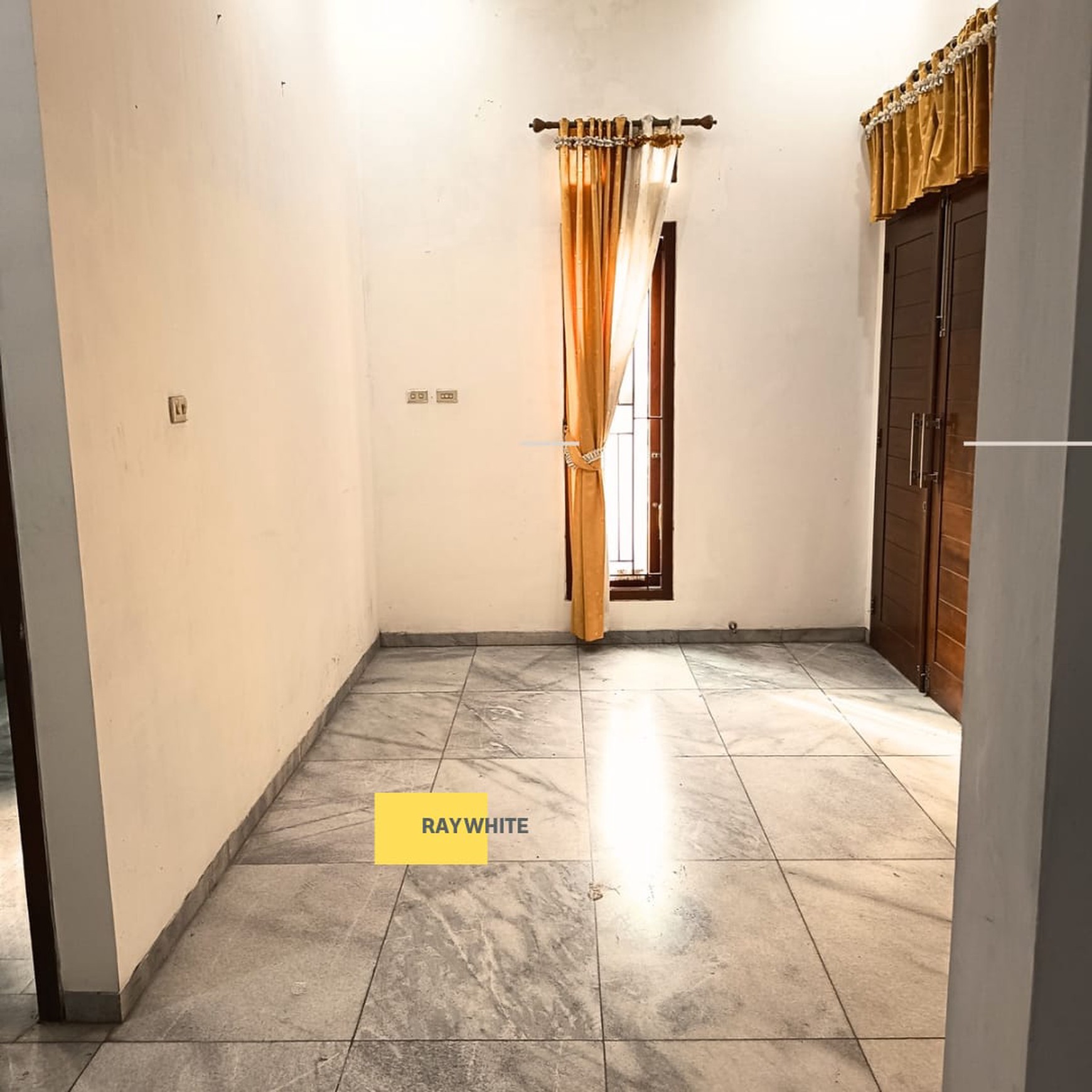 Di sewakan rumah dua lantai lokasi kedamaian one gate sistem Rp. 75 juta nego 