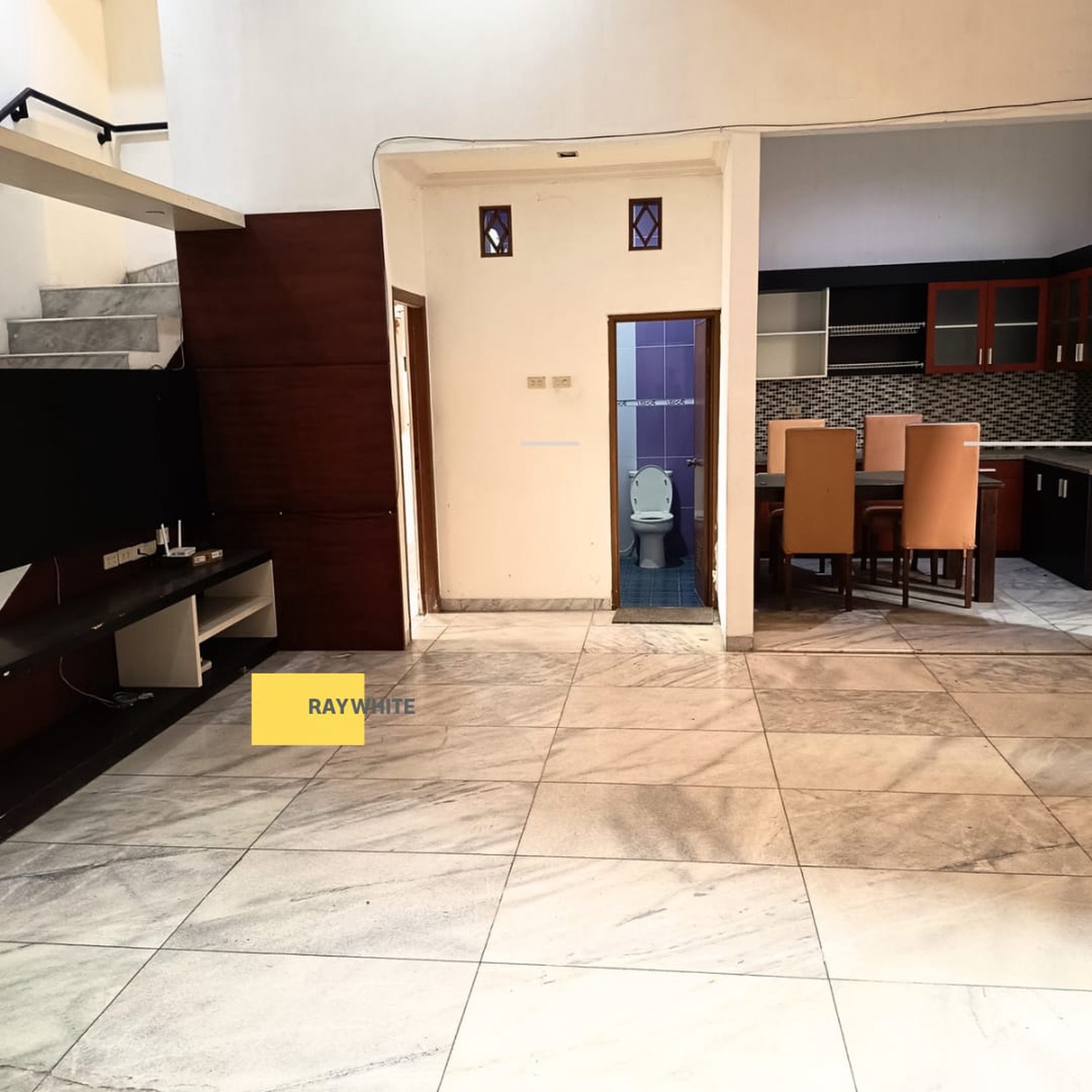 Di sewakan rumah dua lantai lokasi kedamaian one gate sistem Rp. 75 juta nego 