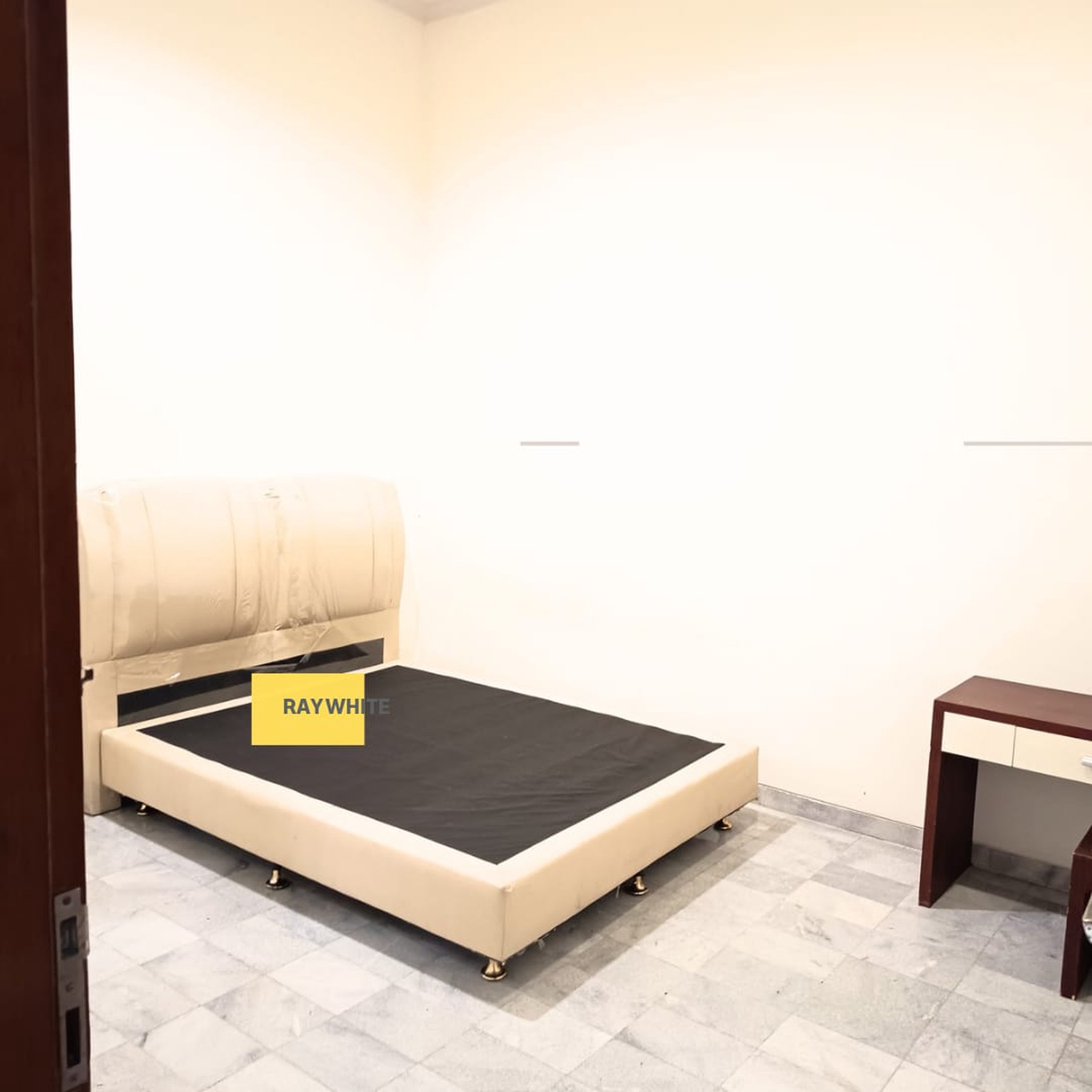Di sewakan rumah dua lantai lokasi kedamaian one gate sistem Rp. 75 juta nego 
