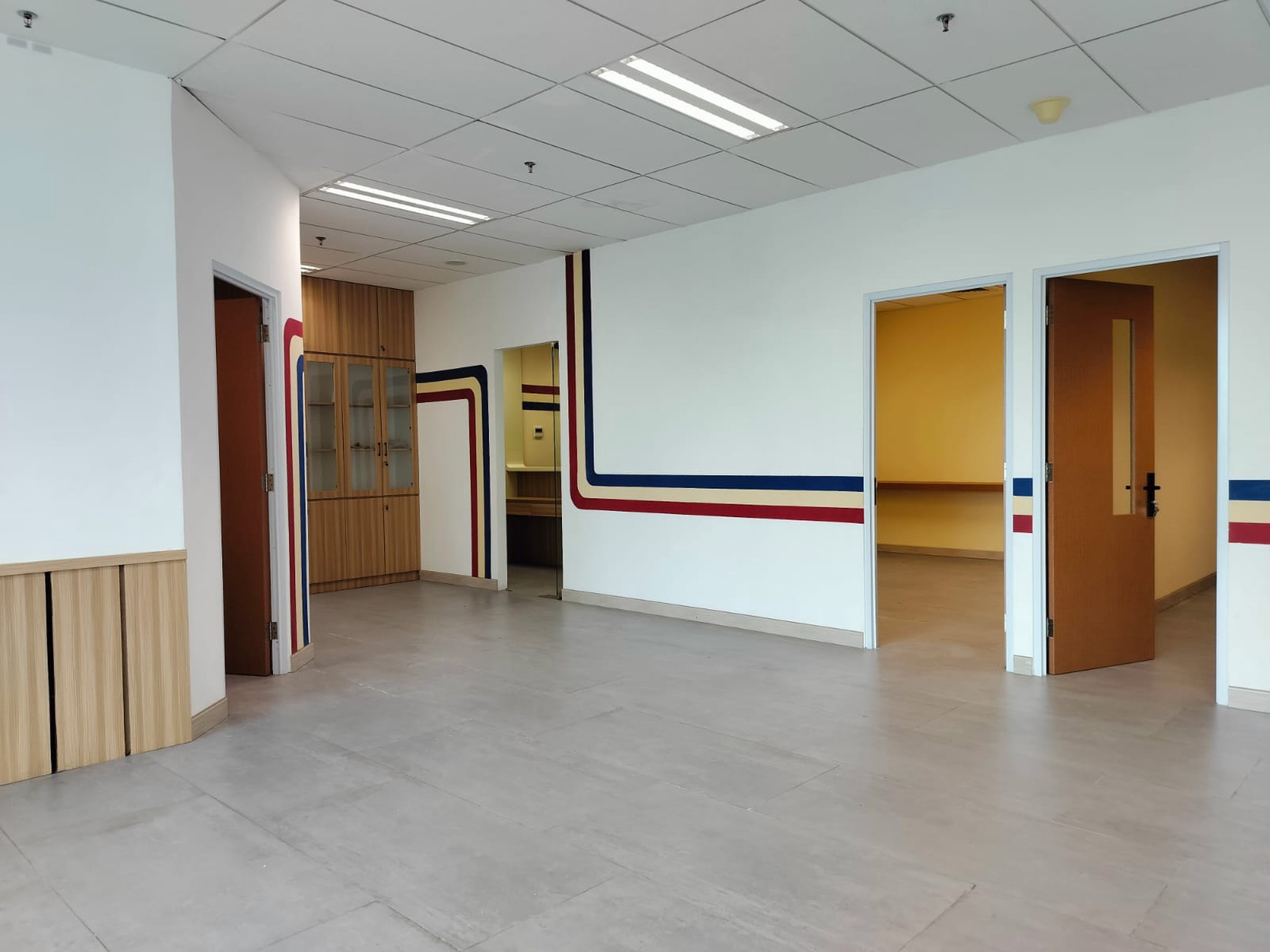Office Centenial Tower Gatot Subroto luas : 201 m2, semi partisi,  siap digunakan tanpa renovasi besar, akses bebas ganjil genap, 5 menit ke Semanggi