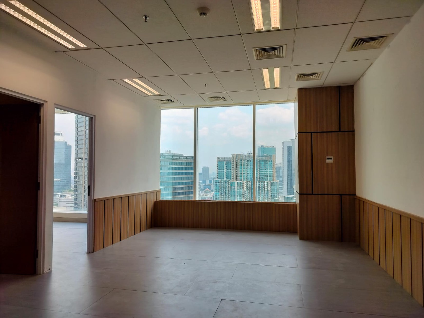 Office Centenial Tower Gatot Subroto luas : 201 m2, semi partisi,  siap digunakan tanpa renovasi besar, akses bebas ganjil genap, 5 menit ke Semanggi