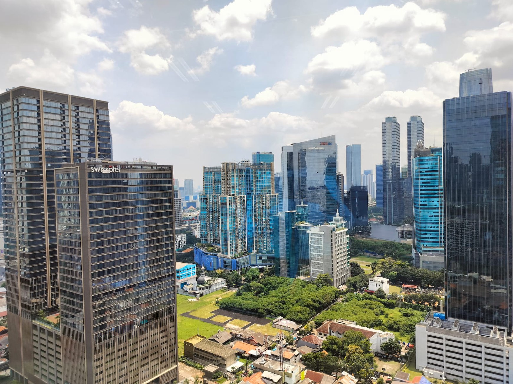 Office Centenial Tower Gatot Subroto luas : 201 m2, semi partisi,  siap digunakan tanpa renovasi besar, akses bebas ganjil genap, 5 menit ke Semanggi