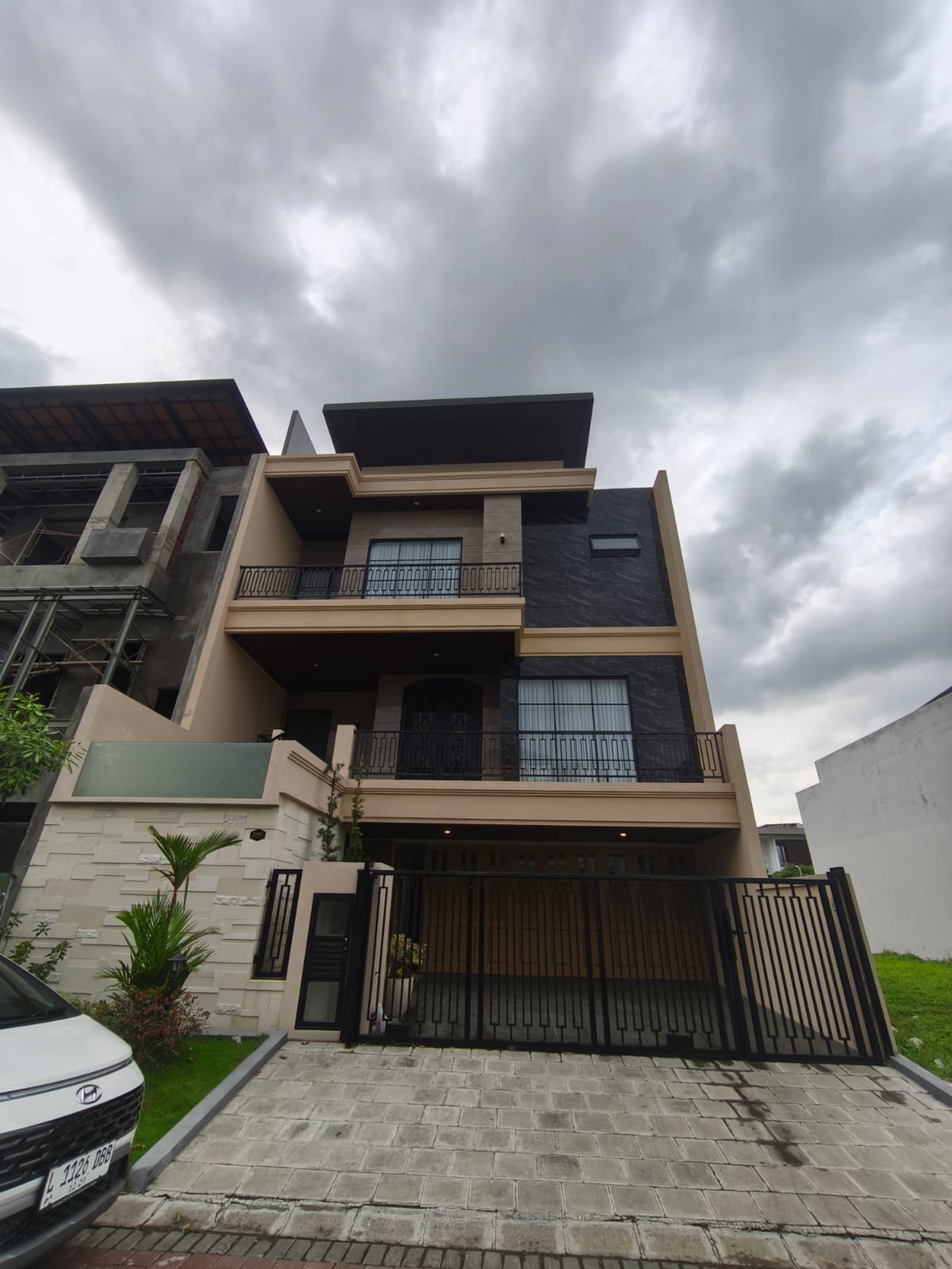 Rumah Baru Citraland North Emerald Mansion Surabaya PRIVATE Swimming Pool + MARMER ONYX Mewah+ Garasi Carport masuk 6 Mobil + PAGAR