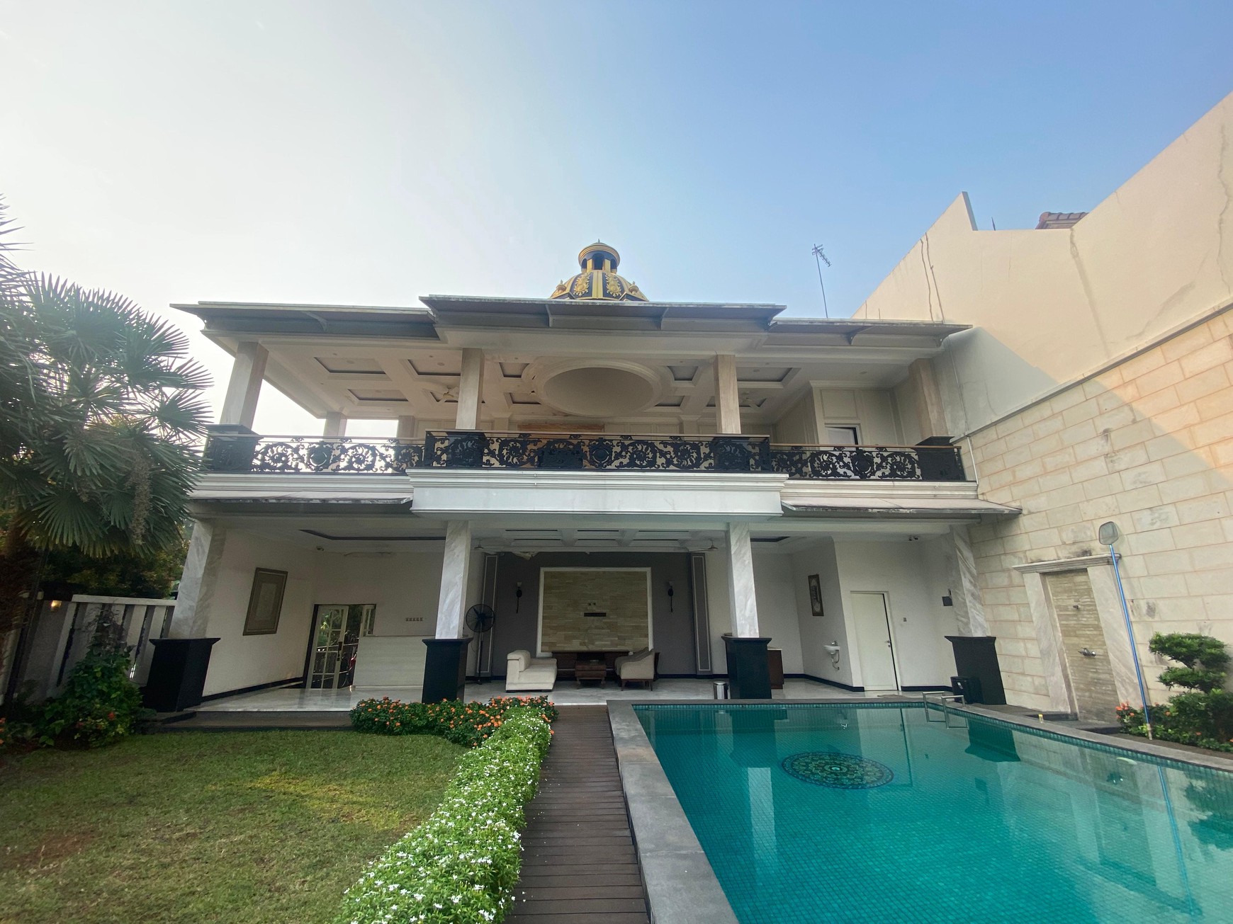 RUMAH MEWAH POSISI HOEK FULL FURNISHED DI TAMAN LAGUNA CIBUBUR